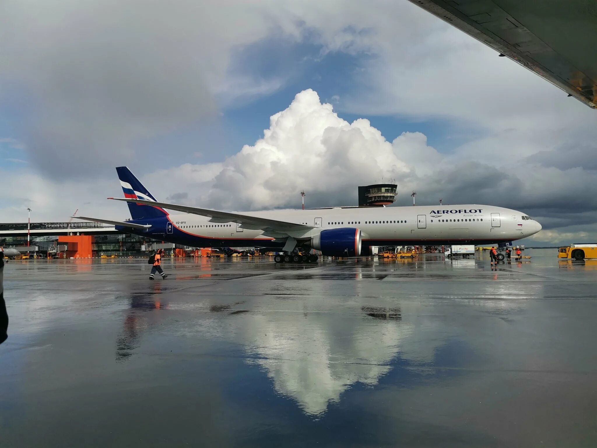 Смарт авиа шереметьево. Смарт авиа шереметьево. Боинг 737 смарт авиа. Самолёт боинг 737 смартавиа. Суперджет 100 в аэропорту шереметьево.