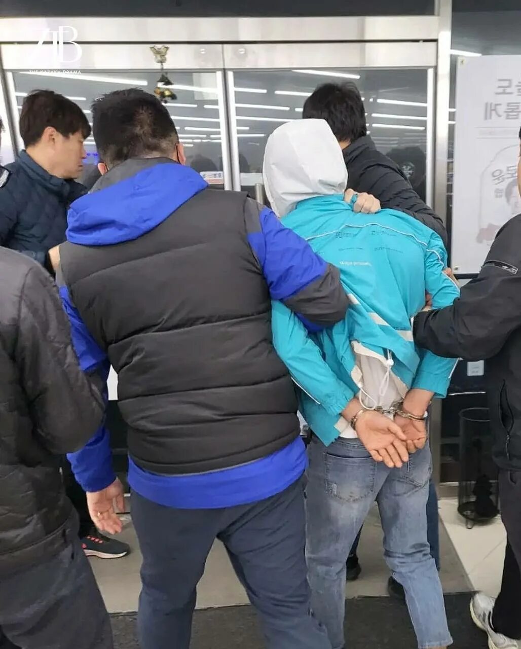 Казахстан сбежавшие. Корейцы фото. Мигранты в Южной Корее. Полиция Казахстана. Казахстан мужчины.