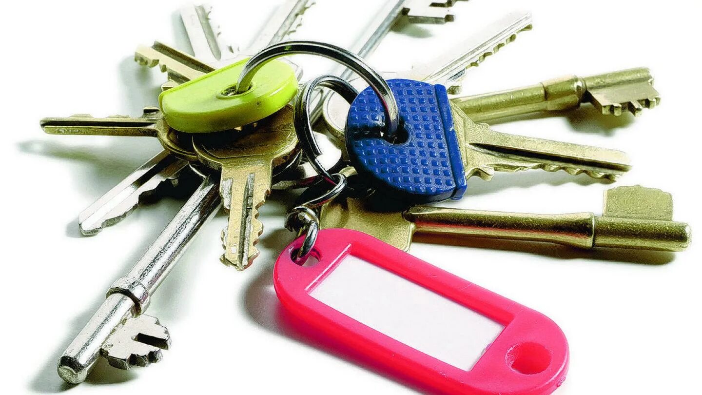 Несколько открытых ключей. Связка ключей. Ключи от квартиры связка. Ключ дверной. Связка ключей от дома.