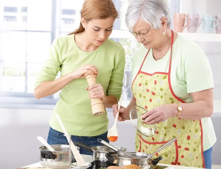 Mother to cook a very tasty. Мама с дочкой готовят овощи. Мама на кухне. Картинка мама повар. Mother to cook a very tasty.