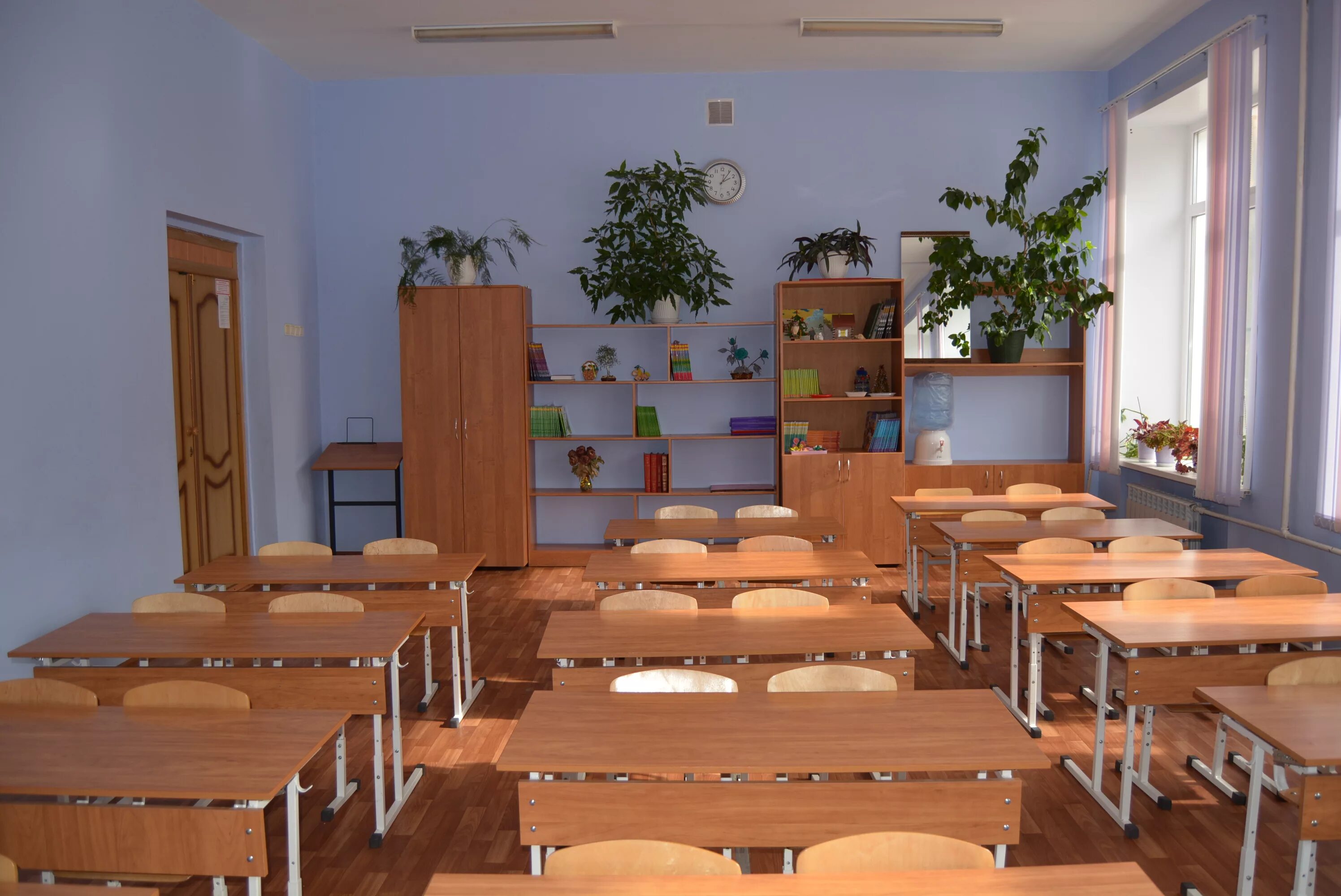 обстановка в школе. кабинет в школе. учебный кабинет в начальной школе. классные кабинеты начальных классов. оснащение школ.