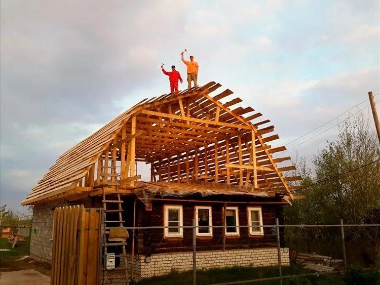 Реконструкция крыши. Новая крыша над старой. Крыша над старой крышей. Крыша над старой крышей. Крыша пристройки.