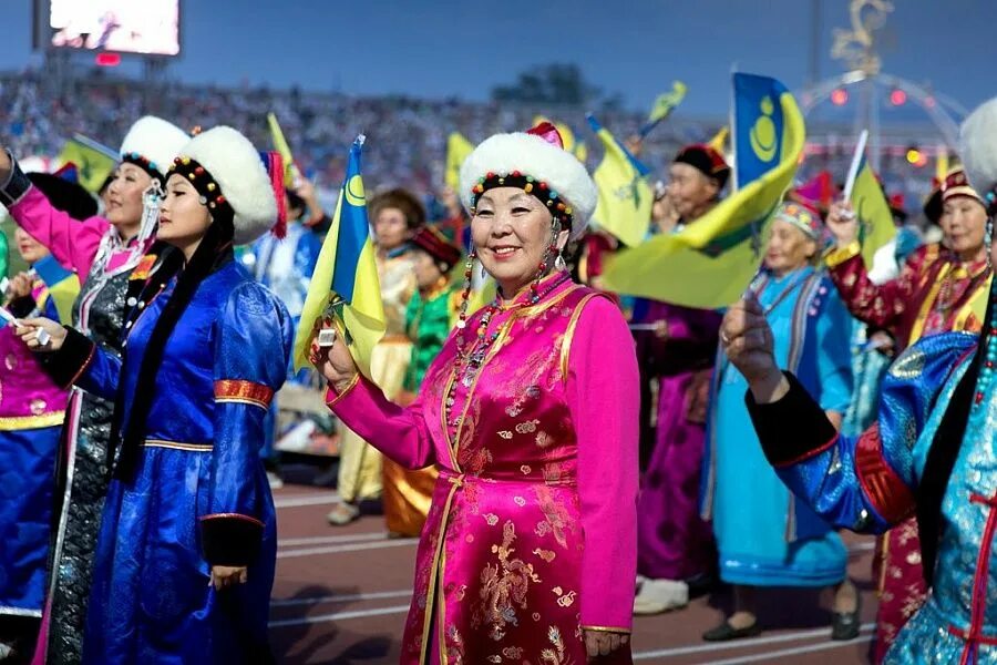 Бурятия. Дед мороз празднует вместе с бурятами сагаалган. Фестиваль буузын баяр. Монгольский хадак. Байкал театр танца танец.