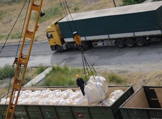 Щебень в бегах. Погрузка Биг бэгов в КАМАЗ. Погрузка Биг бегов в вагоны. Погрузка Биг бэгов в вагон. Погрузка песка в вагоны.