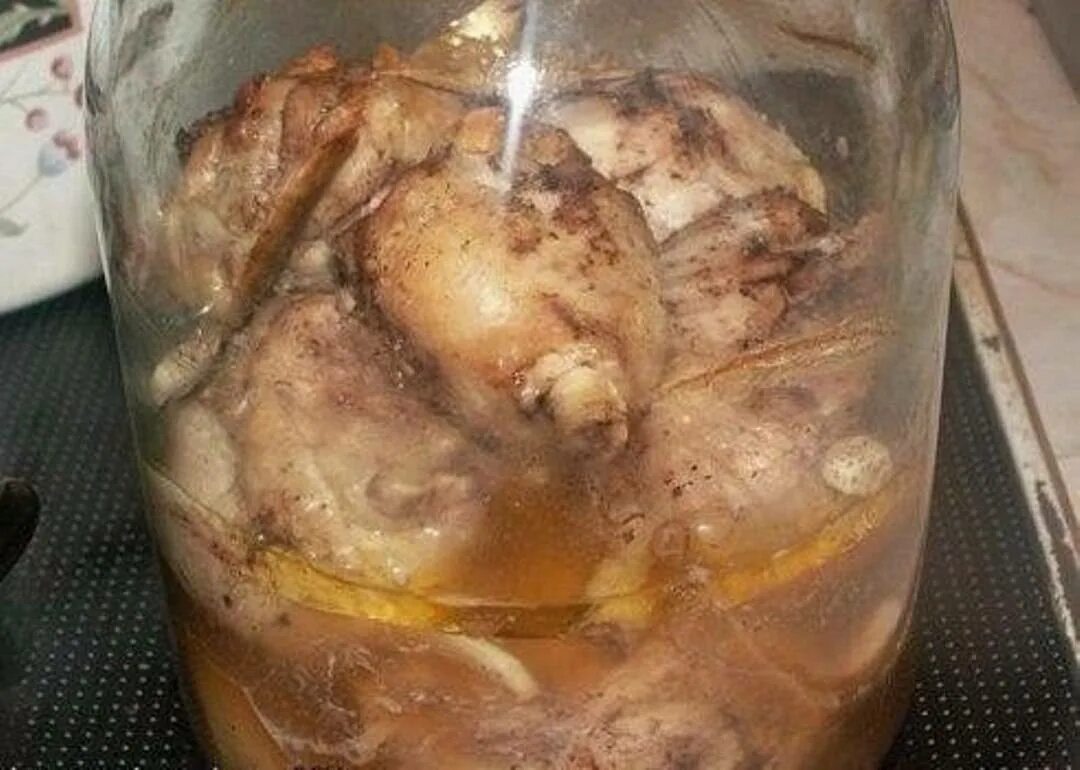 Курица в банке в духовке. Картошка с домашней курицей тушеная в собственном соку. Курица картошка в собственном соку. Картошка в банке в духовке. Курица картошка в собственном соку.
