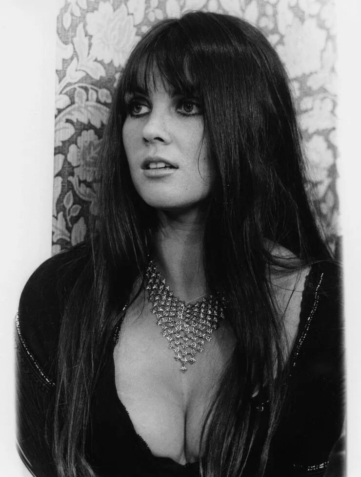 Кэролайн манро. Кэролайн манро актриса. caroline munro 1972. кэролайн манро 1972.