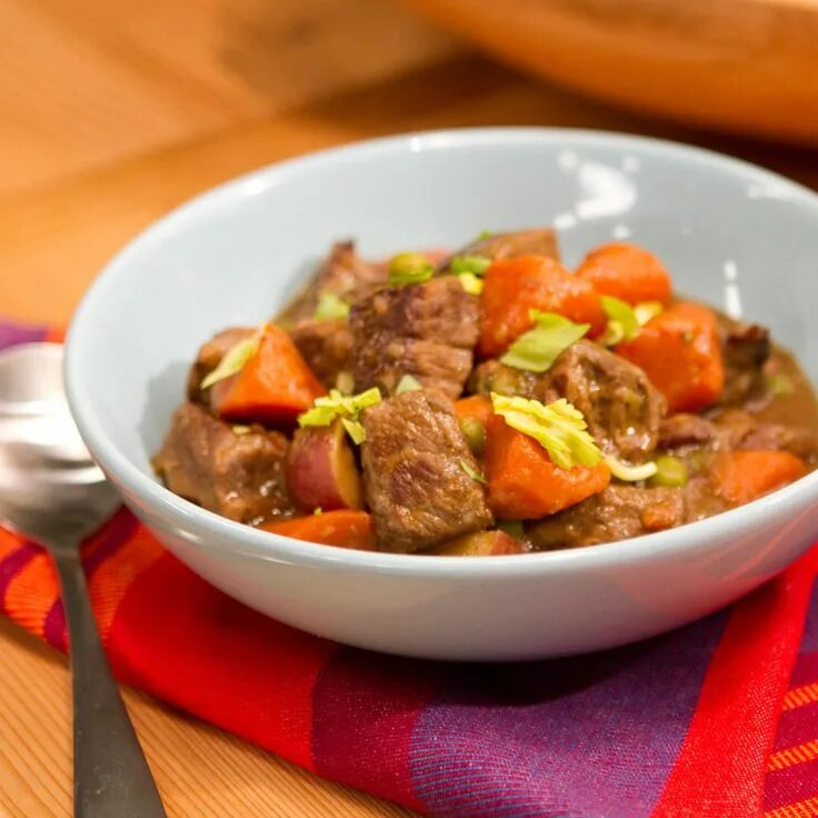 Рагу мясные блюда. Рагу мясные блюда. Жаркое из говядины. Соте говядина с овощами. Овощное рагу геншин.
