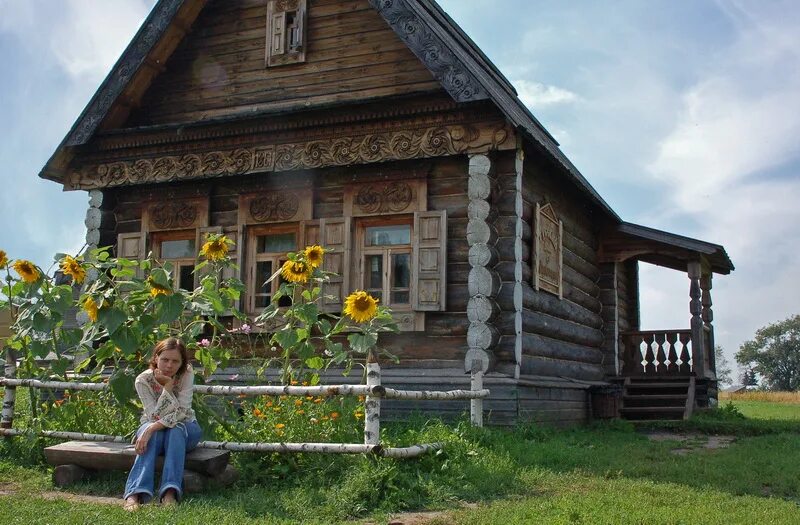 Родной дом. Деревенский домик с плетнями. Русская изба плетень. У родного дома.