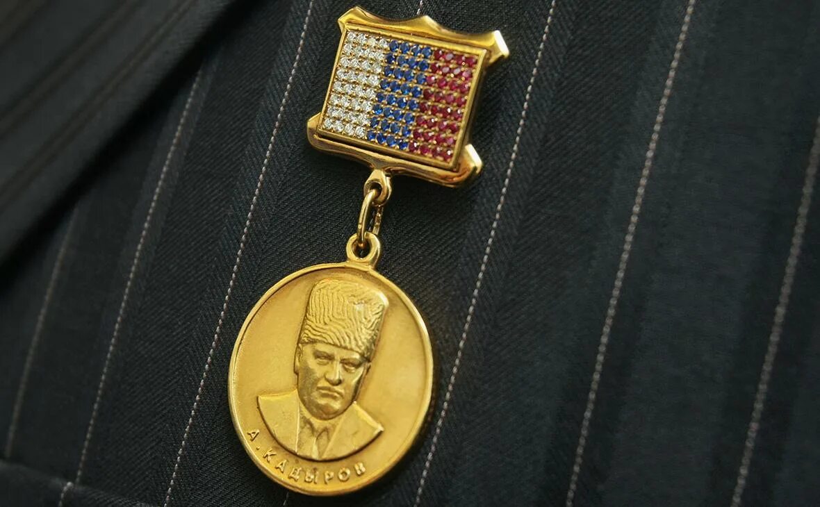 Магомед даудов и рамзан кадыров. Фото рамзана кадырова 2022. Рамзан кадыров с орденами. Медаль ахмата кадырова золотая. Истамулов зелимхан.