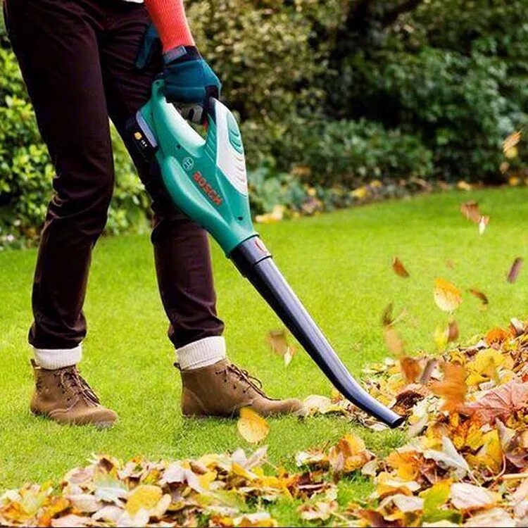 Сбор листьев. Воздуходувка bosch alb 18 li. bosch alb 18 li (06008a0501). воздуходув пылесос садовый аккумуляторный bosch. выдувная пушка для уборки листьев.