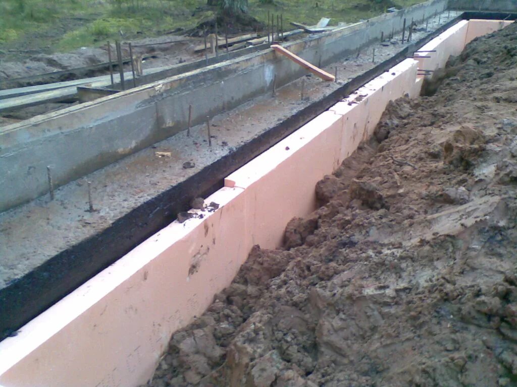 Теплоизоляция бетонных фундаментов. Утепление фундамента эппс технология. Утеплитель "пеноплекс фундамент" 100мм. Теплоизоляция фундамента снаружи. Экструдированный пенополистирол пеноплэкс фундамент.