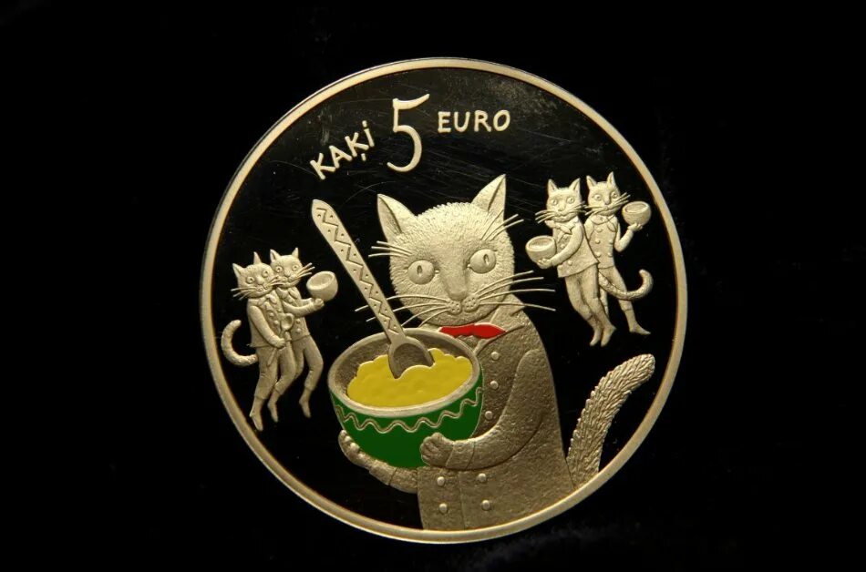 Кот монетку. Монета с котами. кот с монетами. памятные монеты кошки. монетки с котейкой.