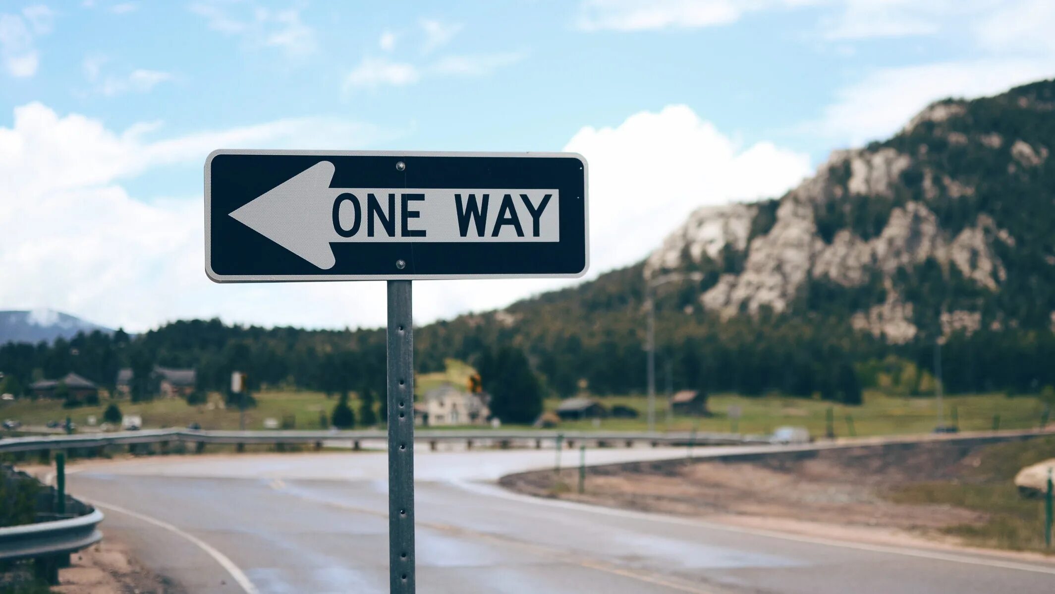 Дорожный указатель на дороге. Осенняя дорога. Spa francorchamps eau rouge. Гоночная автотрасса “формула 1”, сочи. Road first.