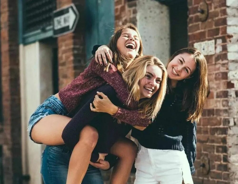 Три девушки сериал 2017. Девушки подружки. Трое подруг десятеро зданий. Позы для фотосессии для троих. Трое подруг десятеро зданий.