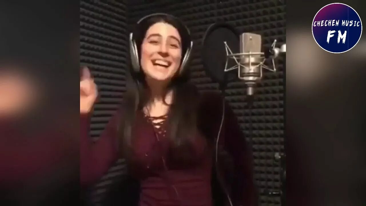 Зачем тебе такой красивый кто поет. Женщина поет на чеченском. Чеченские песни девушки поют. Как зовут женщину которая поет чеченские песни.
