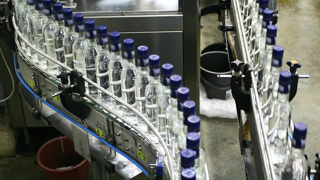 классификация стеклянных бутылок. литровая пластиковая бутылка. бутылка воды isolated. бутылки на разлив объем. бутылка пэт 1.