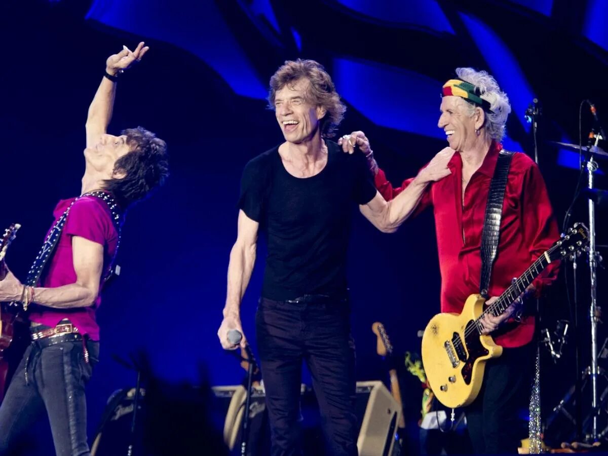 Роллинг стоунз. Rolling Stones на концерте 2020. Роллинг стоунз Дж. Фанаты группы Роулинг Стоун.