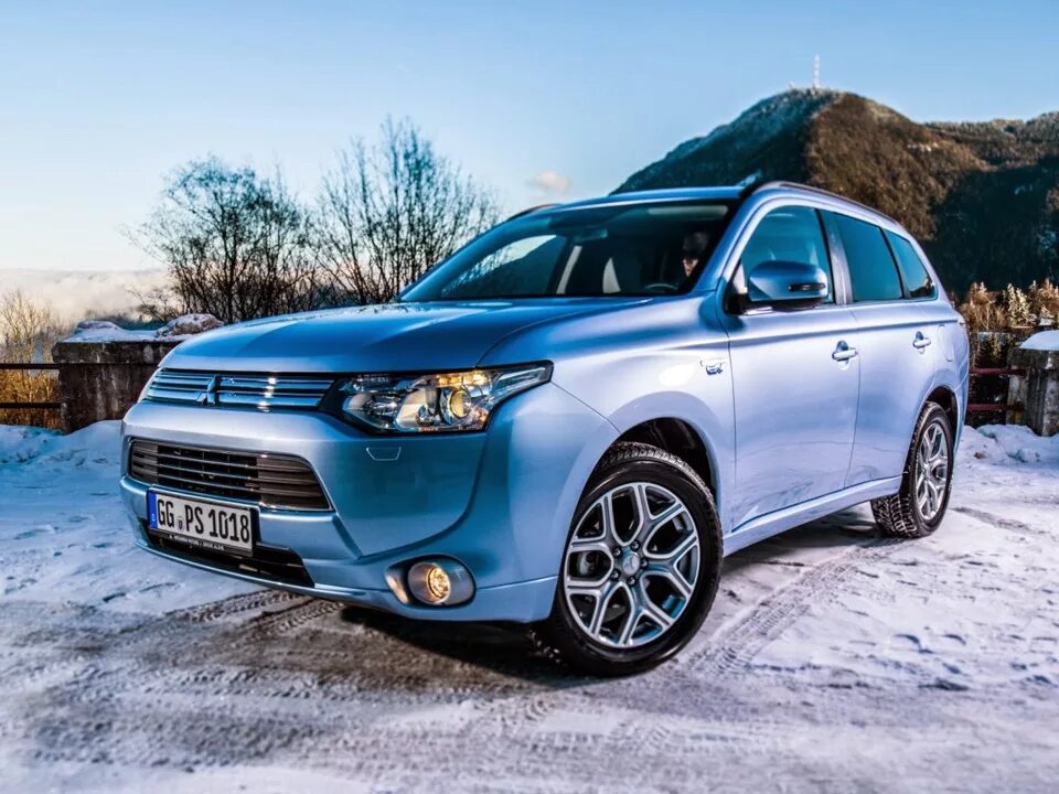 Купить mitsubishi в россии. Митсубиси Аутлендер PHEV. Mitsubishi Outlander PHEV 2014. Mitsubishi Outlander 2012. Mitsubishi Outlander PHEV.