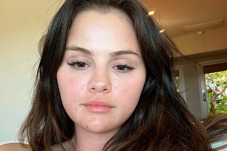 Гомес без макияжа. Selena gomez 2025. макияж без макияжа. селфи без макияжа.