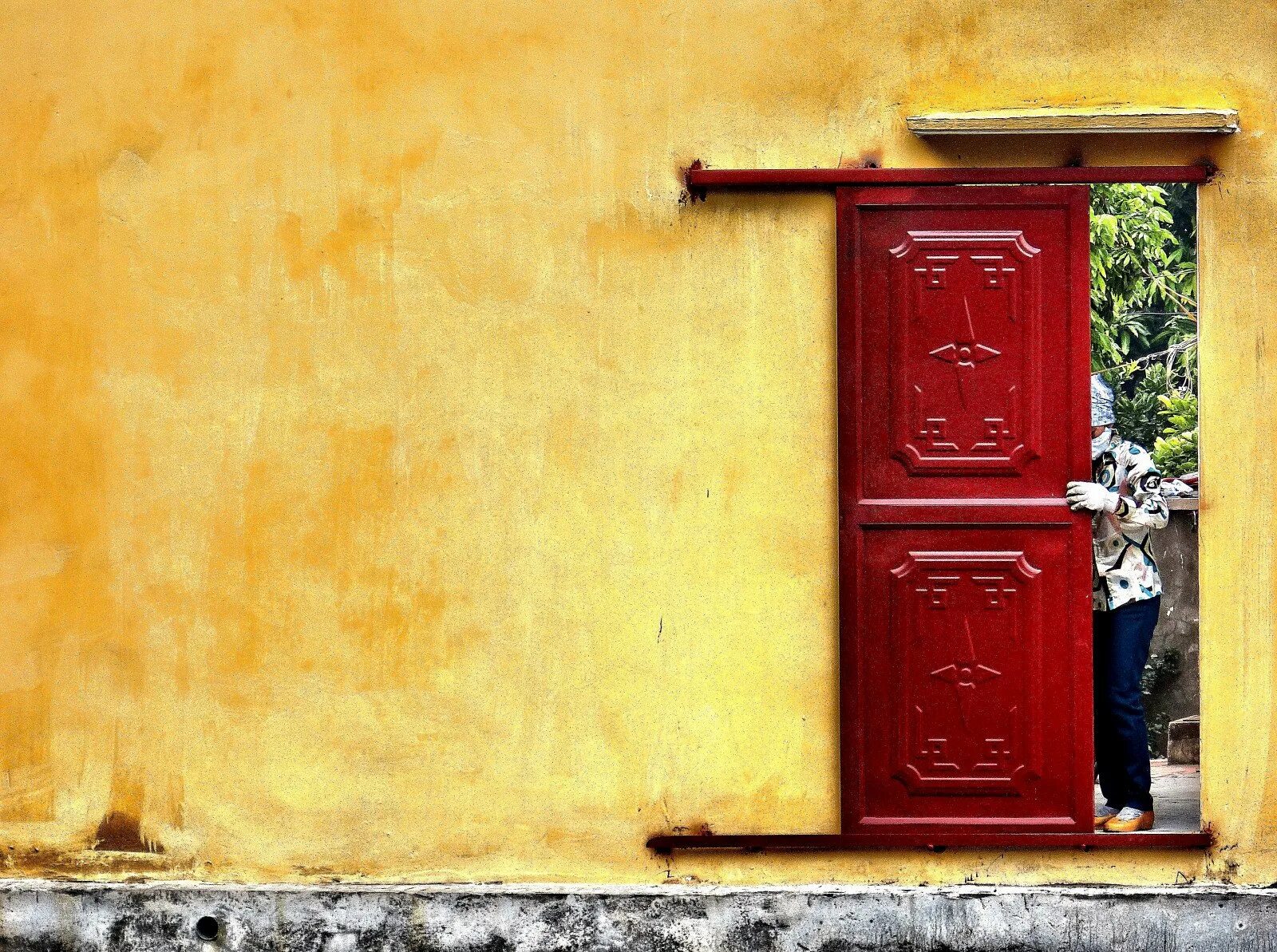 Желтая уличная дверь. Дверь красная на желтом. Красный дом с желтой дверью. Красная дверь обои. Как открыть красную дверь