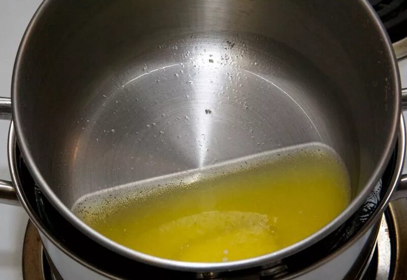 Слой топленого кипящего. Растопленное сливочное масло. Масло в кастрюле. Водяная баня для масла. Растопленный маргарин.