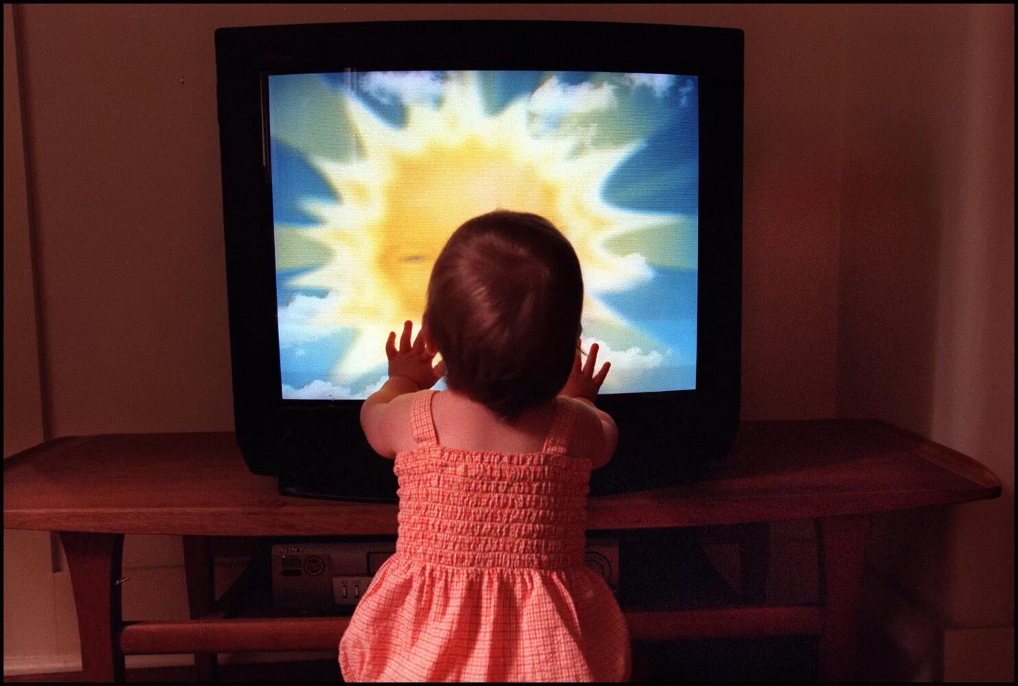 Дети перед телевизором. Телевизор. Девочка телевизор. Детский телевизор. Дети возле телевизора.
