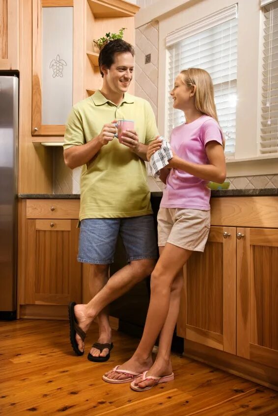 Возбуждающее дочь и отец. Блондинка подросток с попо. Возбужденный отец и дочь. Отец прижимает дочь. Соблазнение отца.