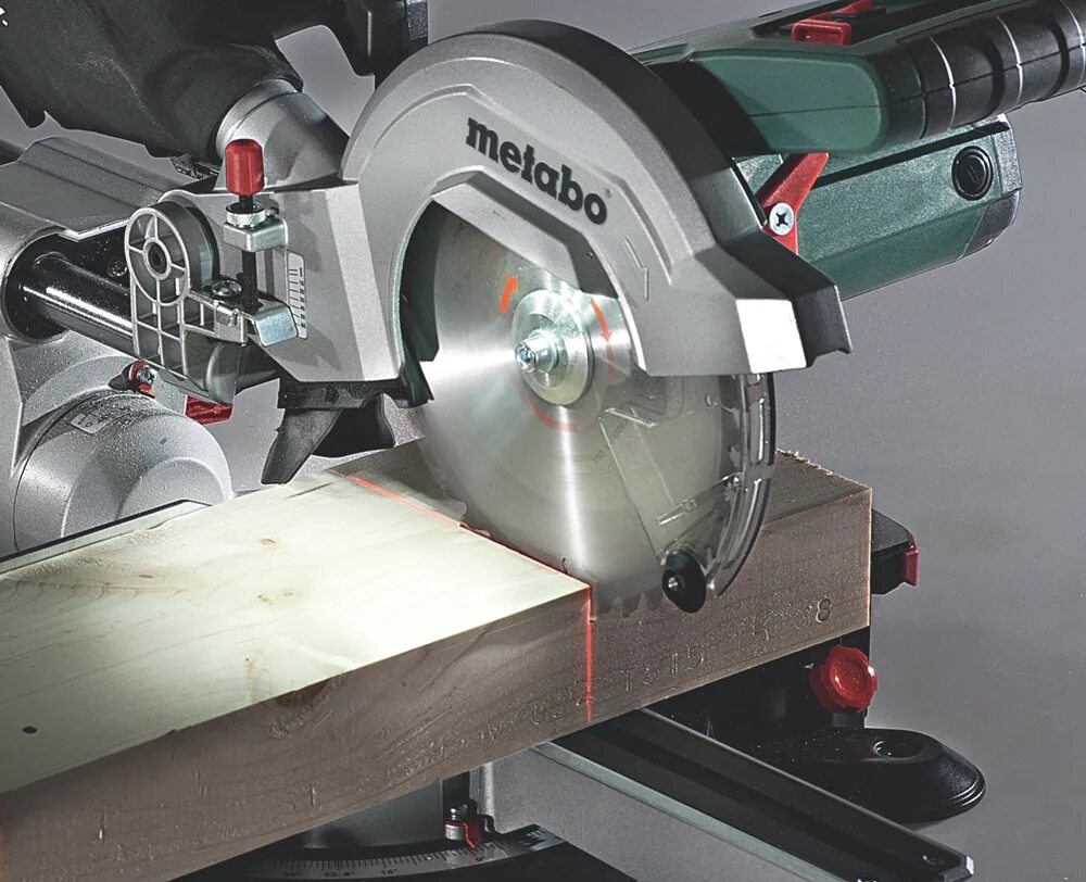 Пила метабо по дереву. Торцовочная пила Метабо KGS 254 M. Metabo KGS 305 M. Metabo KGS 216 M. Торцовочная пила с протяжкой Метабо 216.