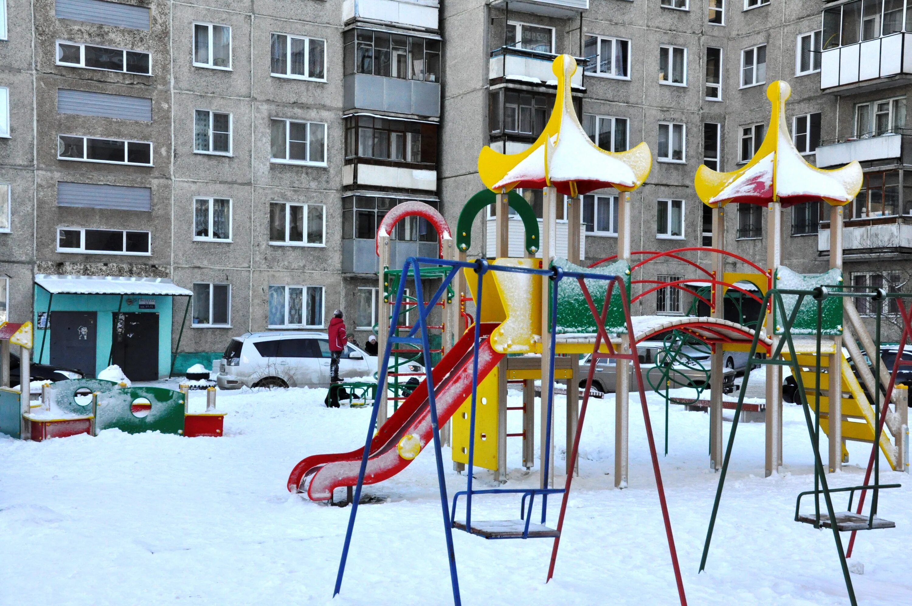 Барнаул индустриальный район детские площадки. Самый красивый двор барнаула. Дворик барнаул. Озеленение во дворе алтай. Современные дворы барнаула.