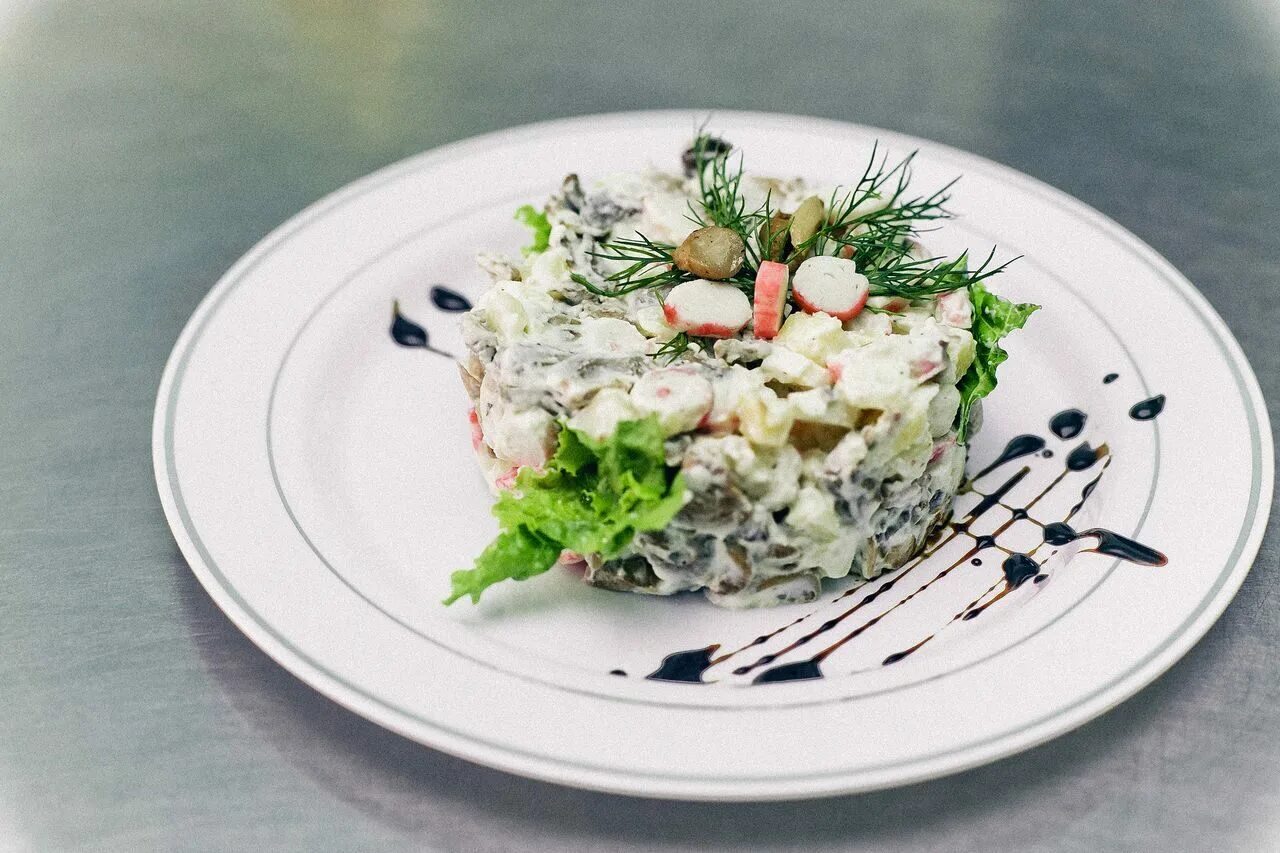 Подача салата мясной. Салат оливье мишлен. салат столичный и оливье. салат столичный ресторанная подача. европейские салаты.