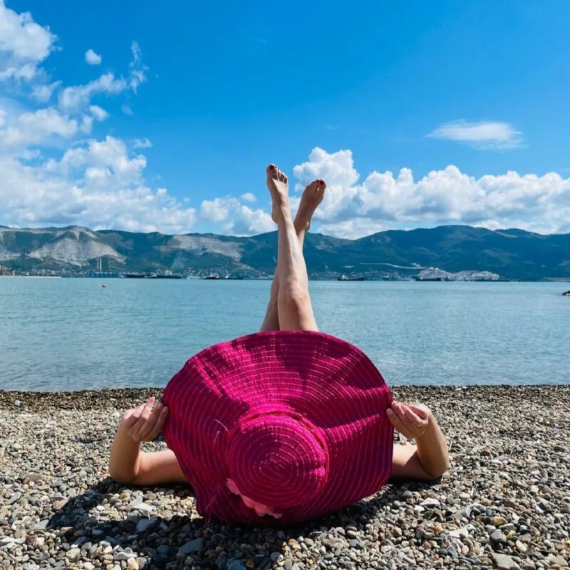 Маврикий жизнь. Пара в отпуске счастливая. Путешествие знаки зодиака. Девушка в шезлонге на пляже. Я в отпуске.