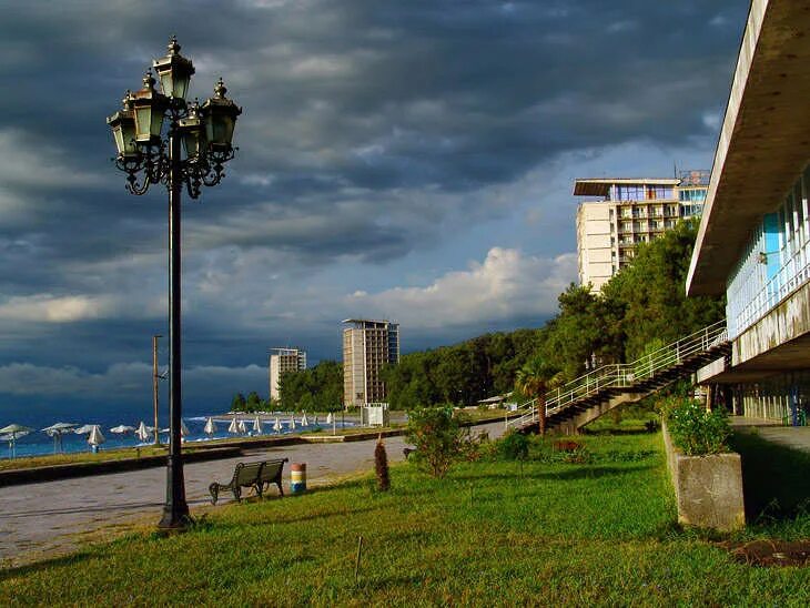 Завтра пицунда. Пицунда абхазия улицы. карат пицунда абхазия. пицунда зоопарк. больница в пицунде.