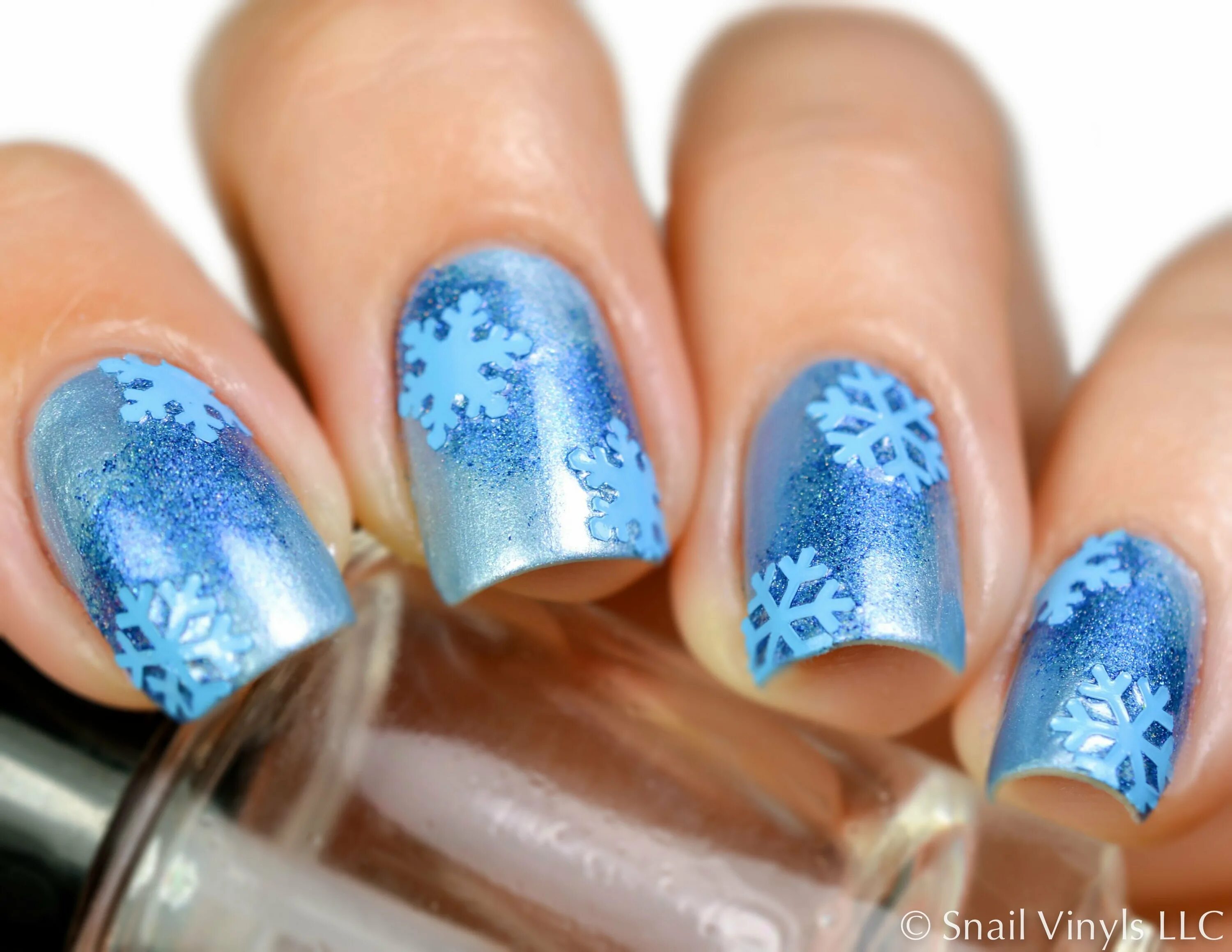 Дизайн ногтей зима 2023 2024. Маникюр на новый год со снежинками. Маникюр зимняя тематика. Зимние узоры на ногтях. Нарощенные ногти со снежинками.