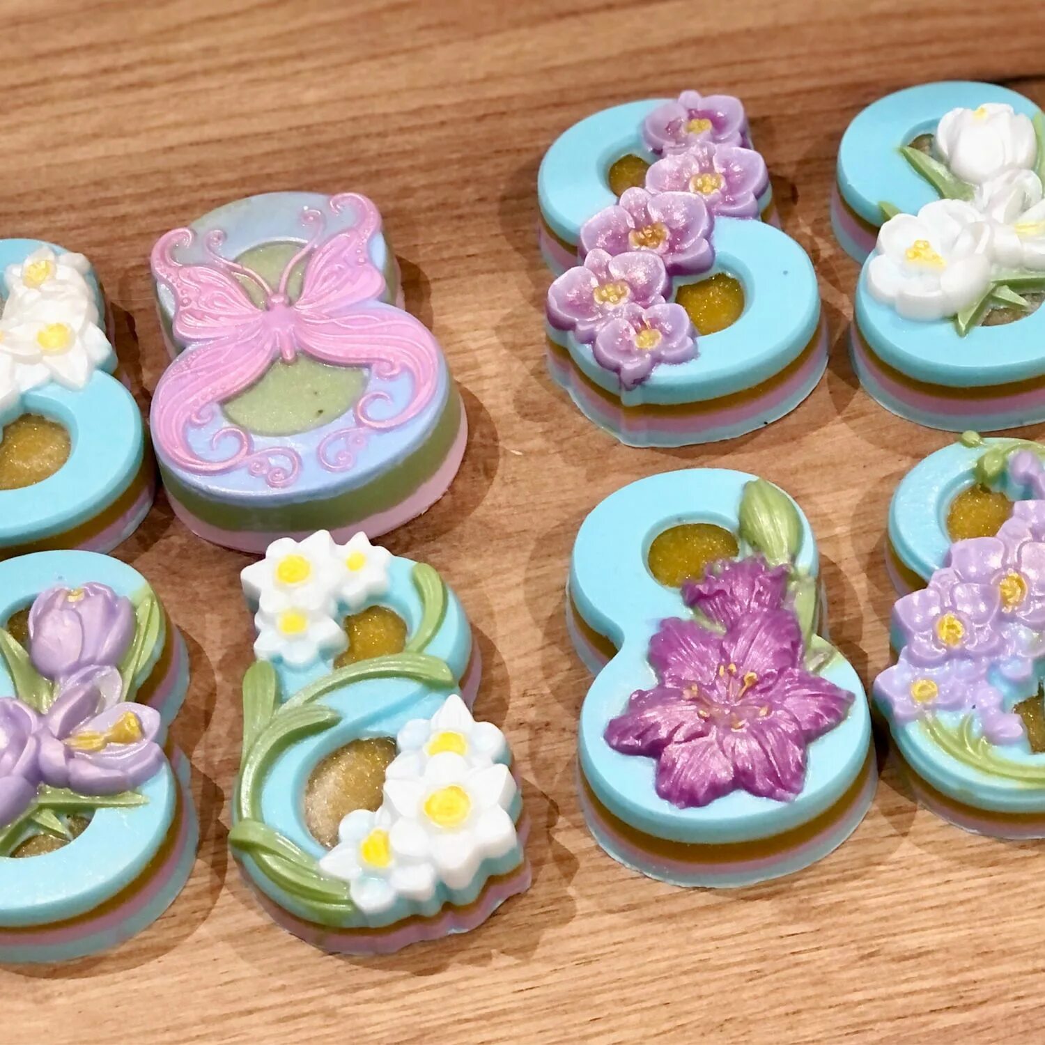 Мыло 8. Мыло ручной работы. Мыло восьмерка с тюльпанами. Мыло 8. Мыло 8 с орхидеями.