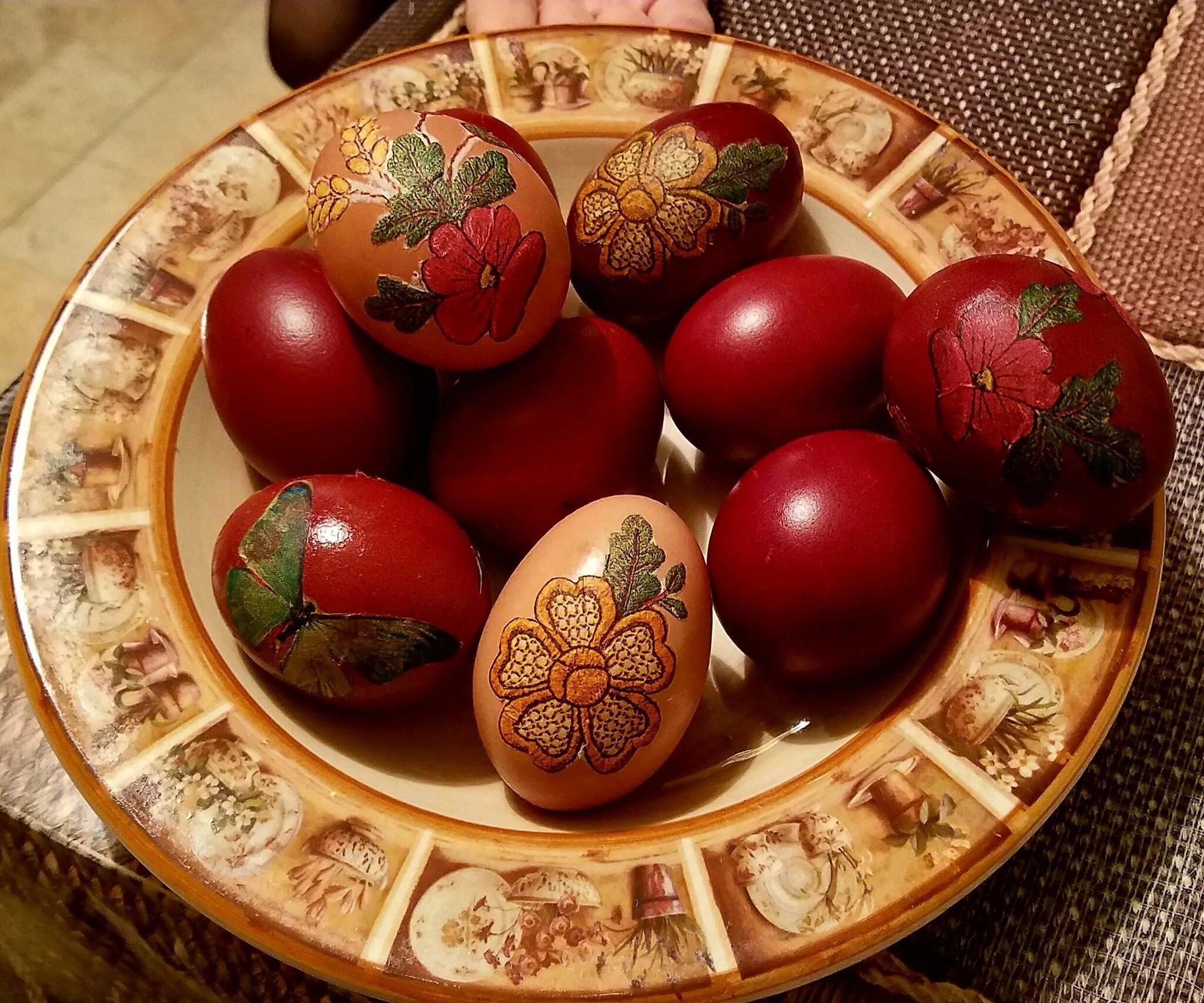 Пасхальное яйцо. Красные яйца на Пасху. Крашеные яйца на Пасху. Традиция окрашивания яиц.