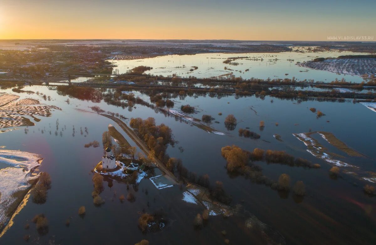 Уровень воды в реке клязьма. Разлив Нерли 2022 в Боголюбово. Церковь Покрова на Нерли разлив реки. Покрова на Нерли во Владимире в разлив. Разлив Клязьмы Боголюбово.