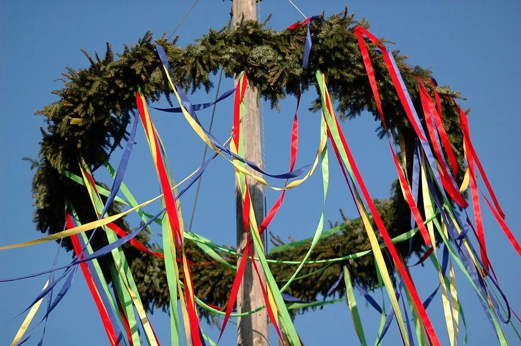 Make may day. Maypole Майское дерево. Белтейн Майское дерево. May Day праздник в Англии Майское дерево. Символ Первомая Майское дерево.