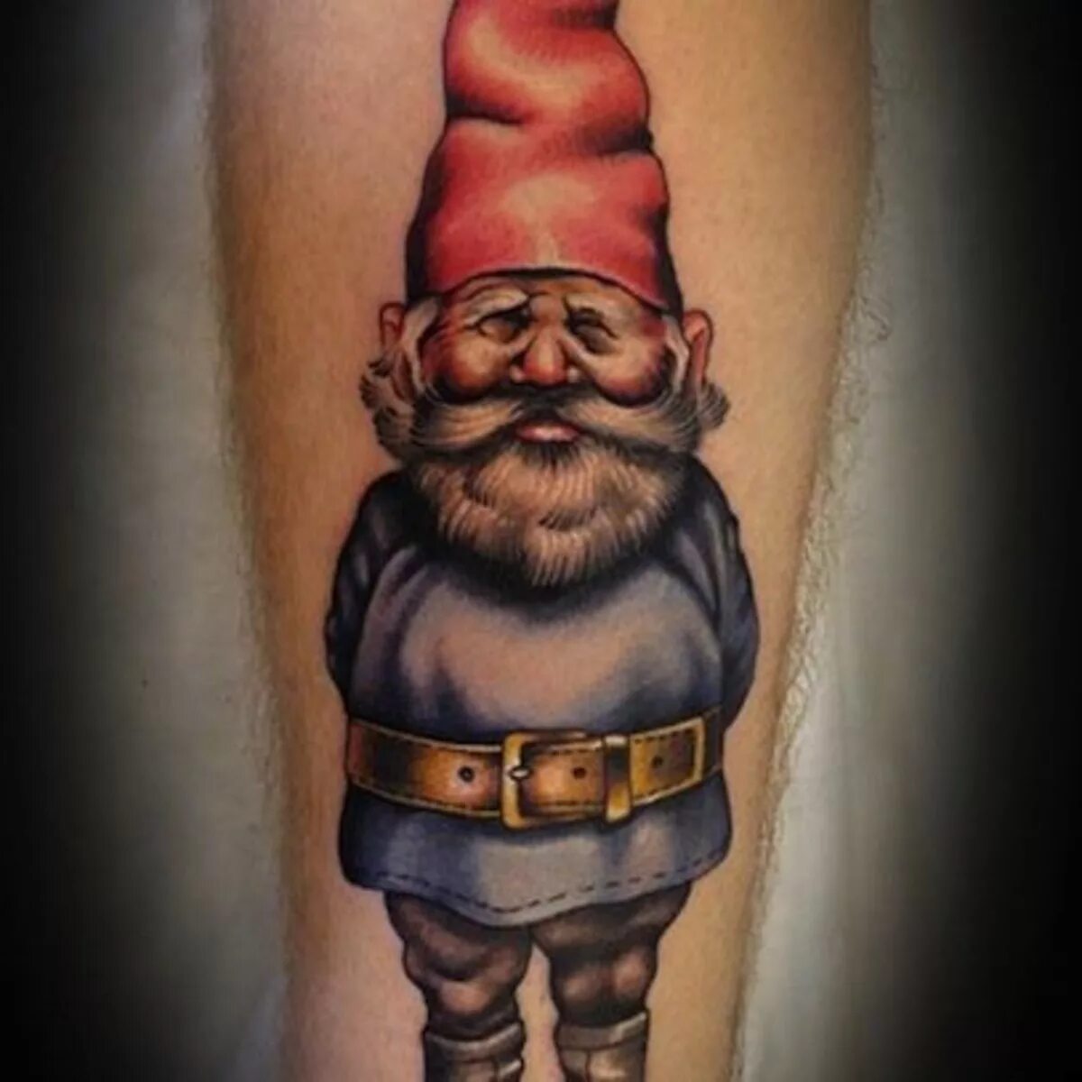 тату гном с фонариком. тату гномик с фонарем. тату с гномами. тату гномик. гномы в татуировках.