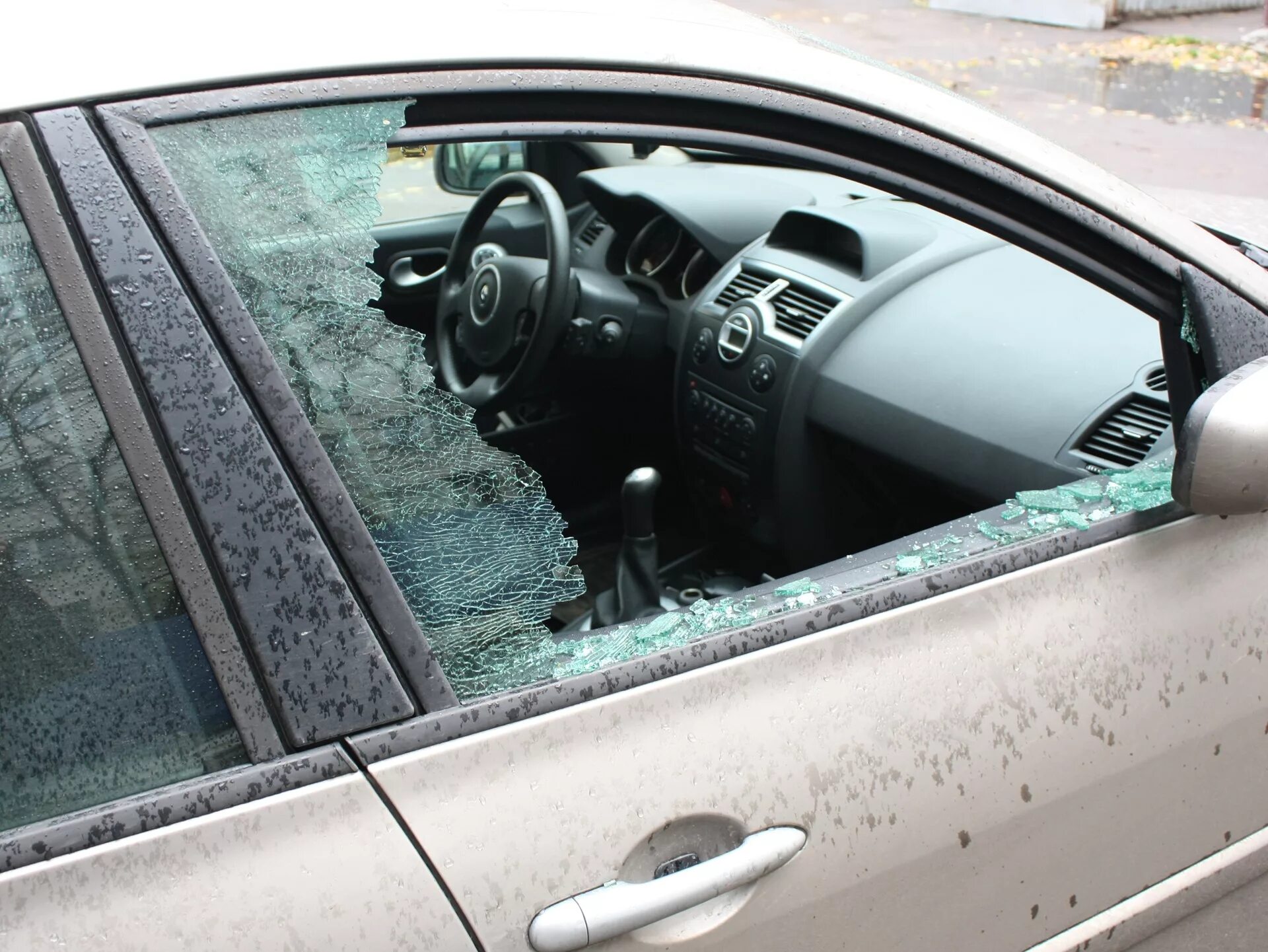 Разбитое боковое стекло автомобиля. Разбитое окно машины. Разбил окно в машине. Разбивает стекло авто.