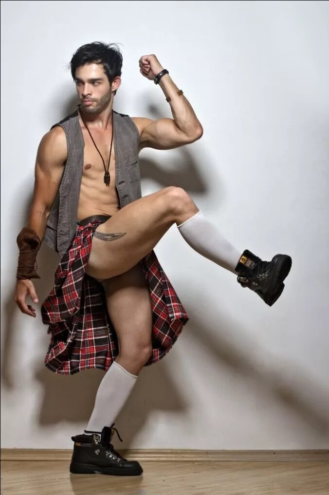 Шотландия мужчины в килтах. Смешное красное платье. Парни в красных юбках. Шотландец в килте. Парень в платье.