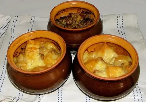 картошка с грибами и мясом в горшочках. печёная картошка в горшочке. картофель по деревенски в горшочках в духовке. картофель в горшочке в духовке. мясо в горшочках с картошкой в духовке с курицей.