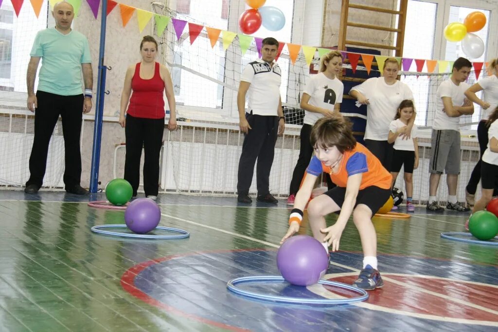 Спортивных конкурсы в школе. Спортивная семья. Конкурс спортивная семья. Мама папа я спортивная семья. Соревнования мама папа я спортивная семья.