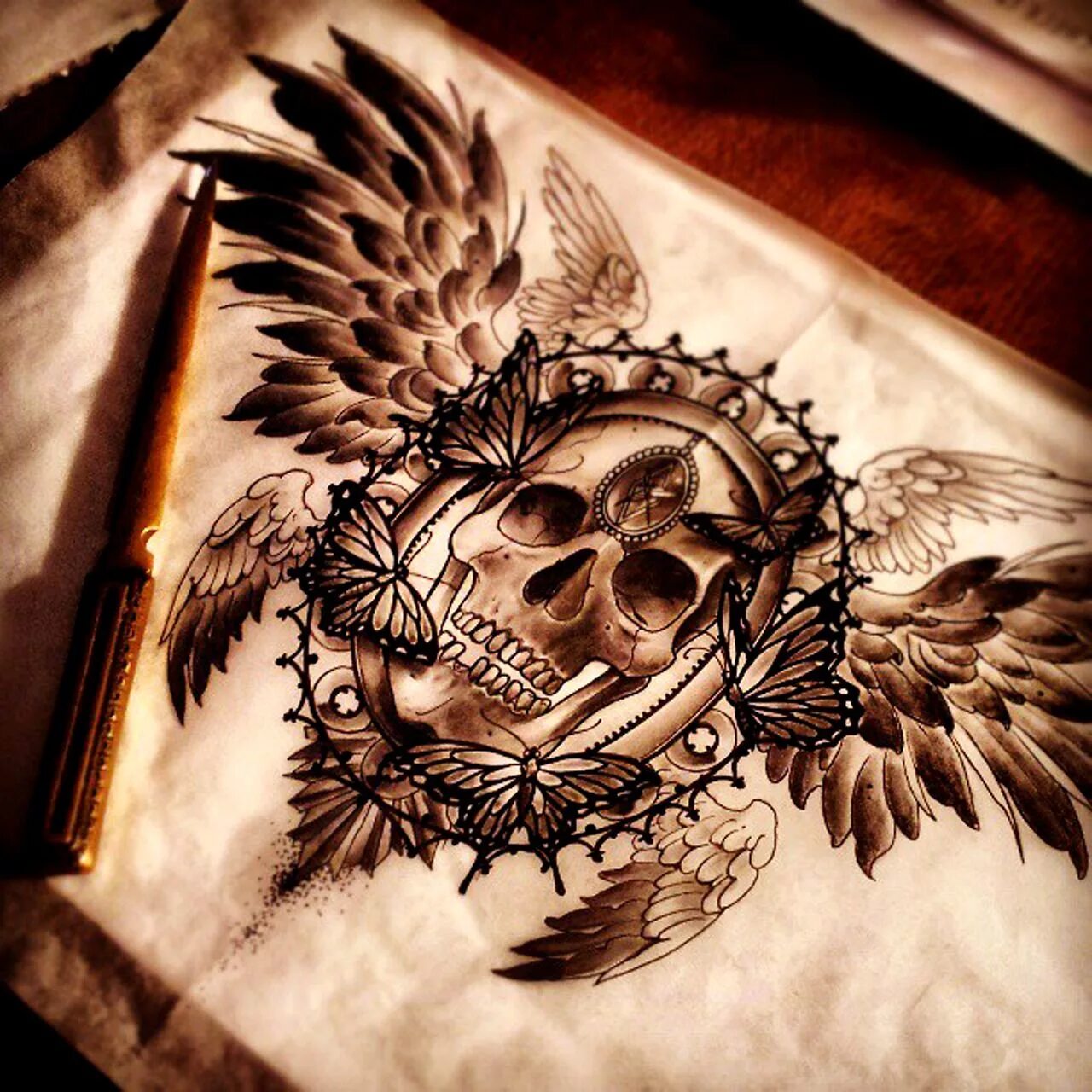 тату череп с крыльями. череп с крыльями. тату череп с крыльями эскиз. череп с крыльями. череп в короне тату на груди.
