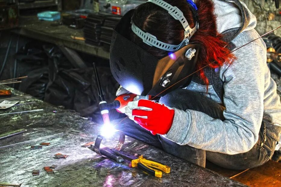 Сварщик. Сварщик. Сварка нержавейки электродом. Лет сварщиком. Электрогазосварщик, дуговая сварка.