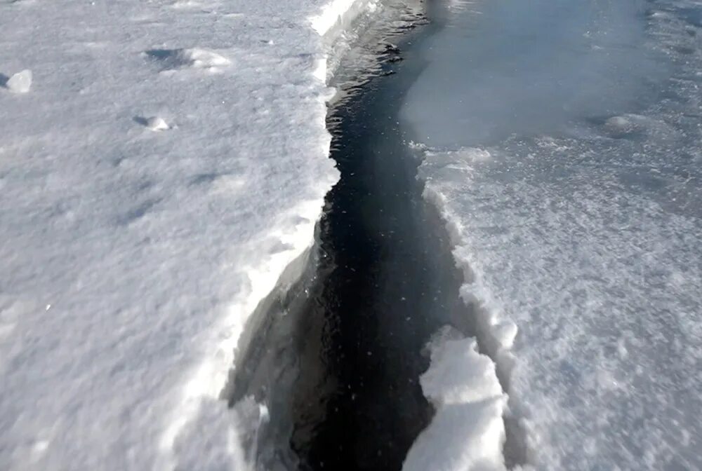 Трещина на байкале. Становые щели на Байкале. Байкал трещины на льду. Становая трещина на Байкале. Лед Байкала.
