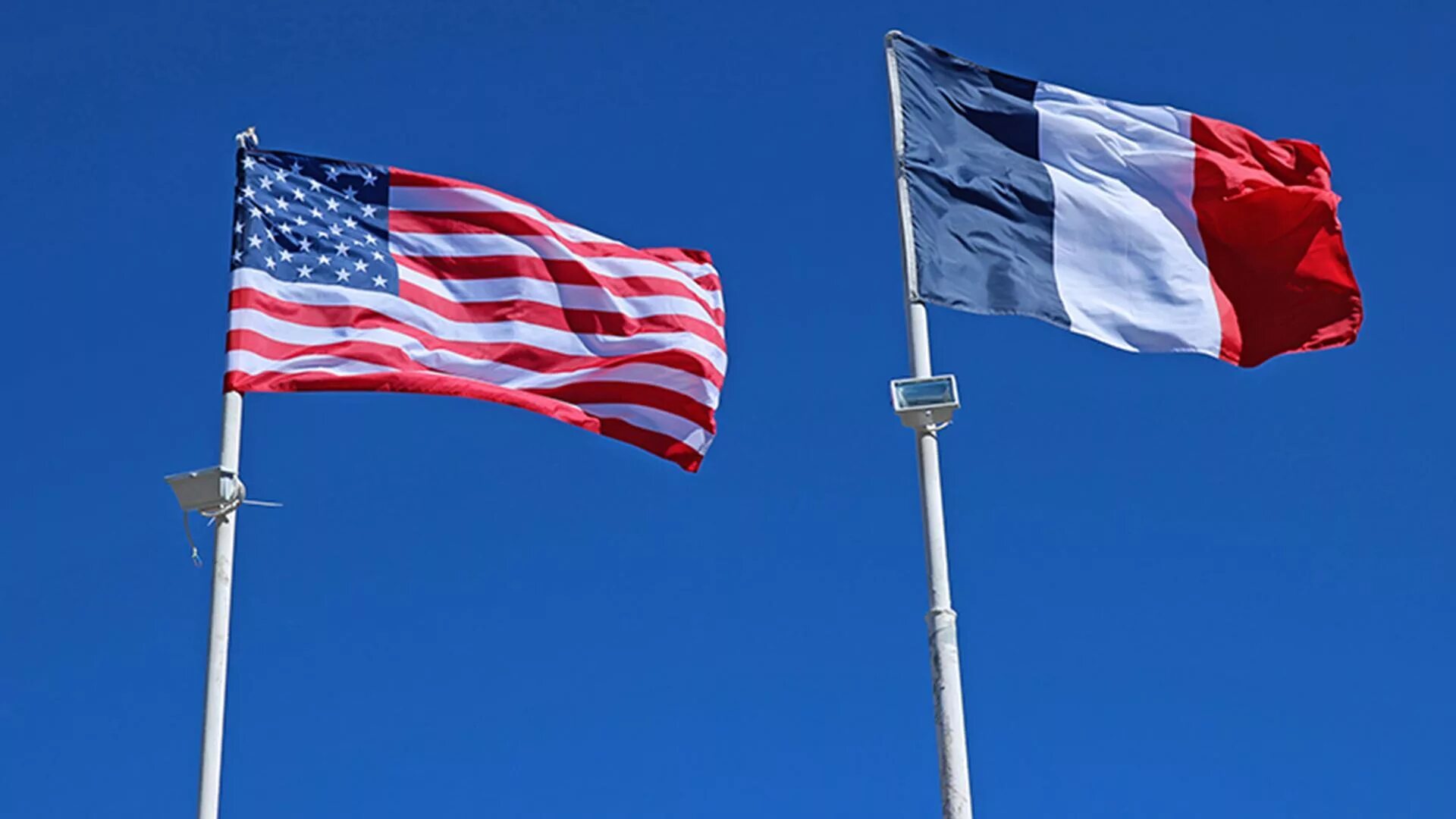 Франция россия нато. Франция и Америка. Флаг Франции и США. США Великобритания Франция. Французский и американский флаги.