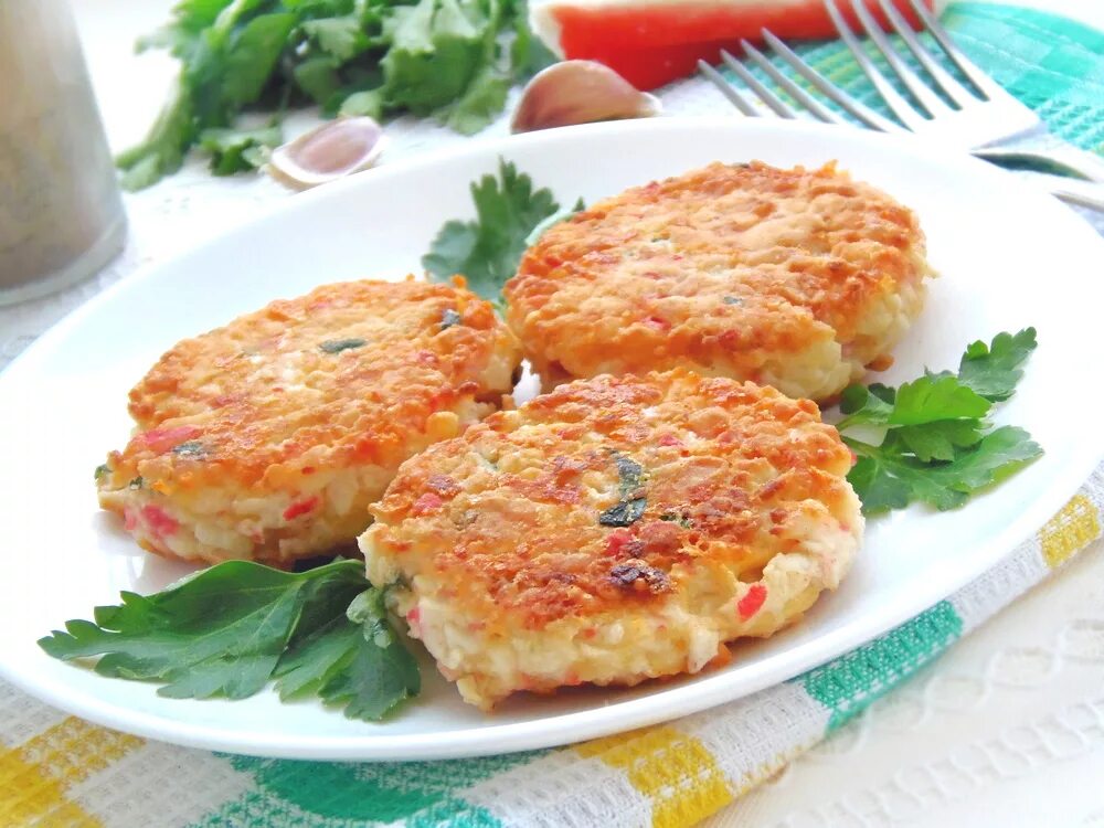 Картошка с крабовыми палочками на сковороде