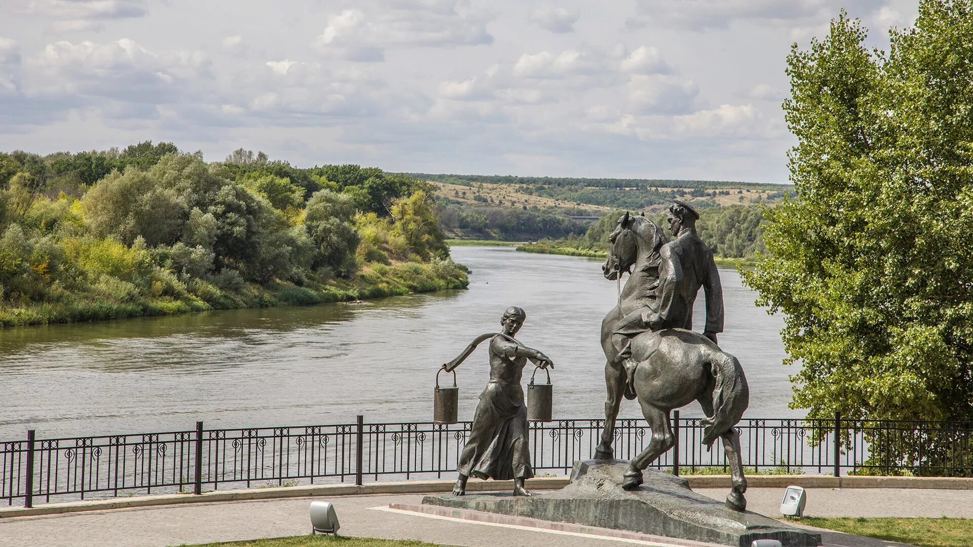 Купить в вешенской ростовской. Тихий Дон станица Вешенская. Станица Вешенская памятник Аксинье и Григорию. Станица Вешенская Шолоховский район.