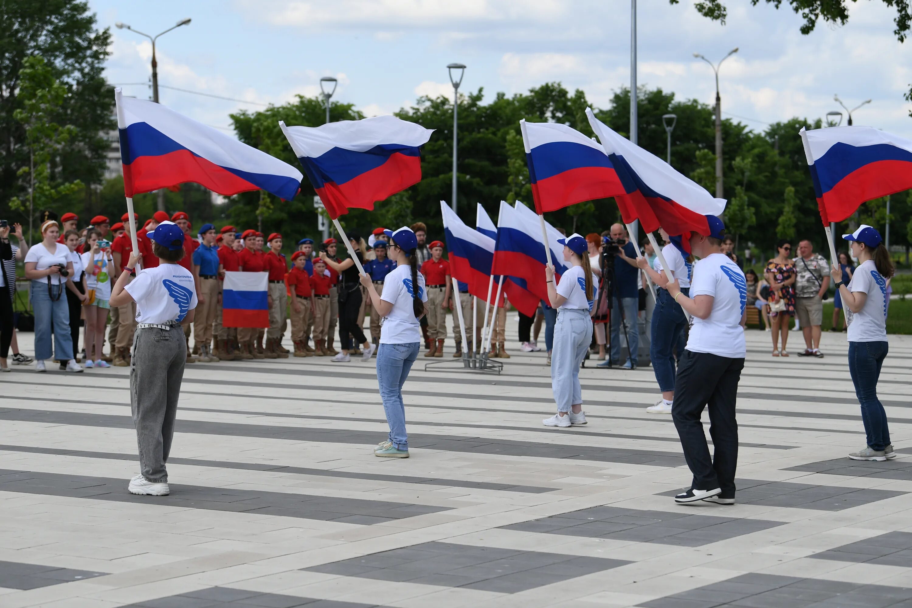 12 июня 2019 г. 12 Июня. Празднование дня России в парке. С днём России 12 июня. День России фотографии.