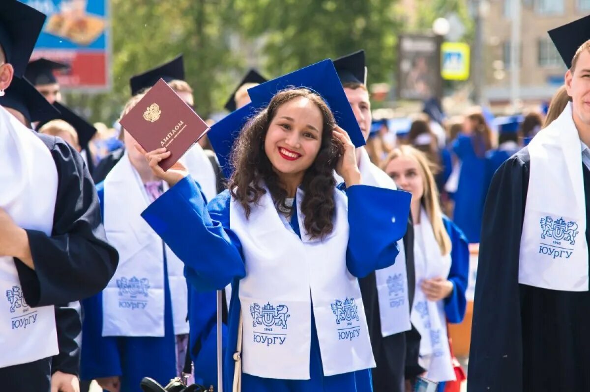 Абитуриенты лингвистика. Мантия выпускника ЮУРГУ. ЮУРГУ мантия бакалавра. Южно-Уральский государственный университет. Выпускники ЮУРГУ.